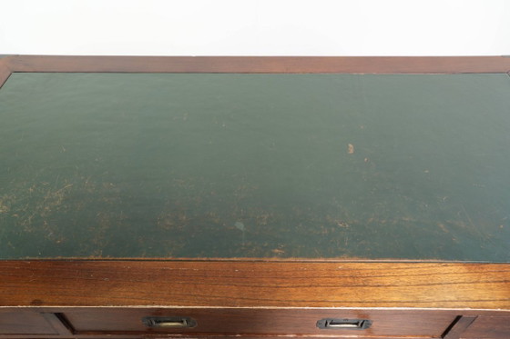 Image 1 of Oud houten Engels bureau uit begin 20e eeuw in campaign style met messing elementen en een groen lederen blad