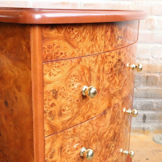 Image 1 of Cómoda antigua de madera con nudos y mesita de noche de latón