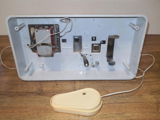 Zeldzame antieke speelgoednaaimachine Ma Cousette / Retro vintage jaren 60 – Ma Couestte (photo 14 of 16)