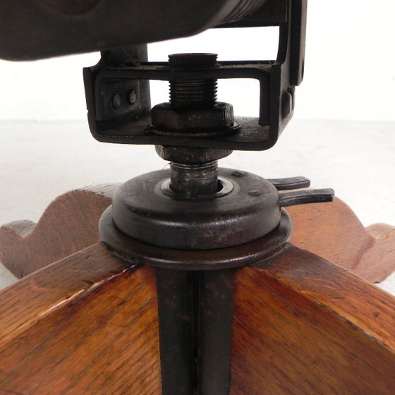 Image 1 of Silla de oficina de roble con sistema de muelles y altura regulable, década de 1930.