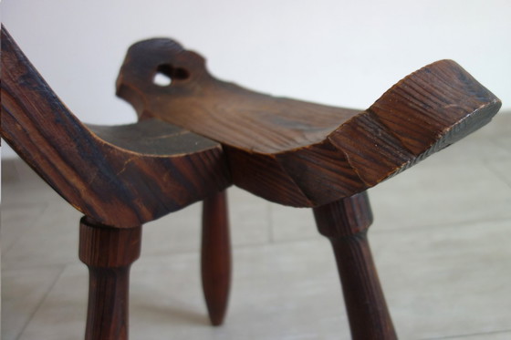 Image 1 of Brutalistischer Dreibeinstuhl aus geschnitztem Holz, Frankreich