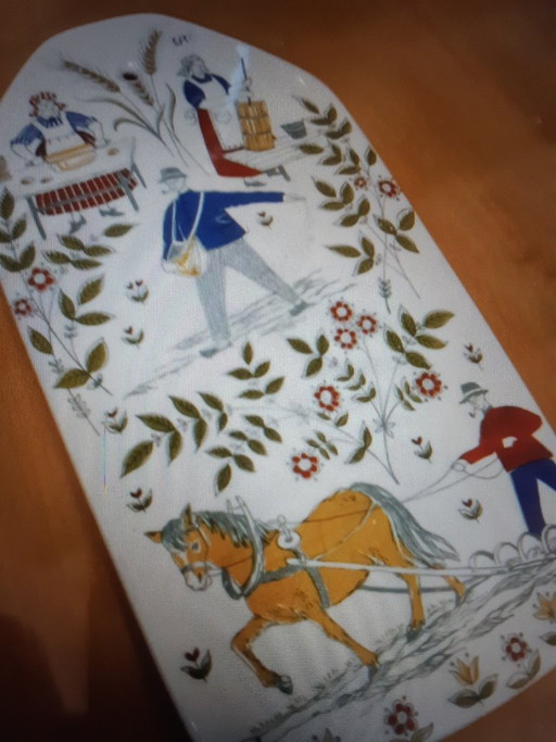 Tabla de cortar de porcelana, Noruega, década de 1960.