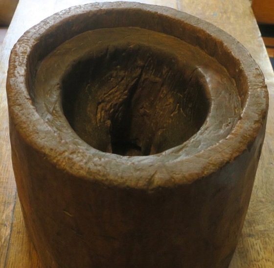 Image 1 of Table basse ancienne à mortier sculptée à la main avec plateau circulaire en verre