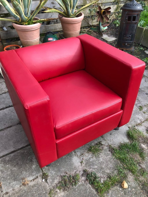 Poltrona lounge in pelle rossa dal design moderno