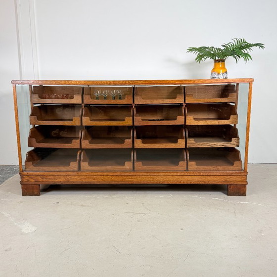 Solid Oak Shop Counter with 16 Drawers & Glass – c. 1940 – Display cabinets, Wood (photo 2 of 15)