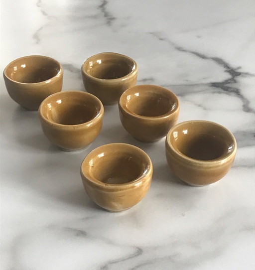 Set mit 6 kleinen Kerzenhaltern aus Keramik