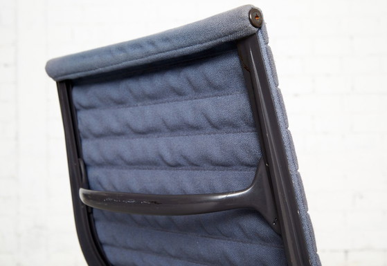 Charles & Ray Eames Stoel EA124 & Ottomane EA125 voor Vitra/Herman Miller – Verstelbare relaxstoel, Textiel (photo 12 of 20)