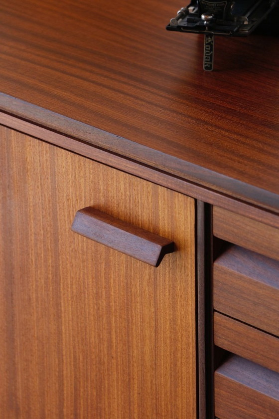 Image 1 of Britisches Sideboard im modernen Stil von White & Newton | Ikonisches Design