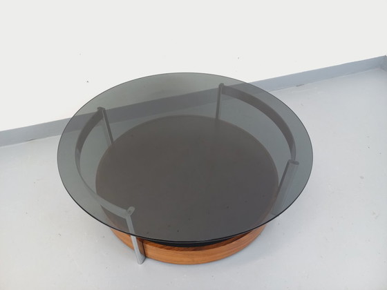 Image 1 of Vintage Italiaanse ronde salontafel uit de jaren 60/70, gemaakt van gebogen palissanderhout, verchroomd metaal en gerookt glas.