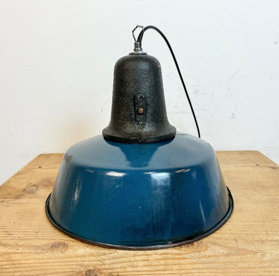 Image 1 of Lampe industrielle en émail bleu avec abat-jour en fonte, années 1960