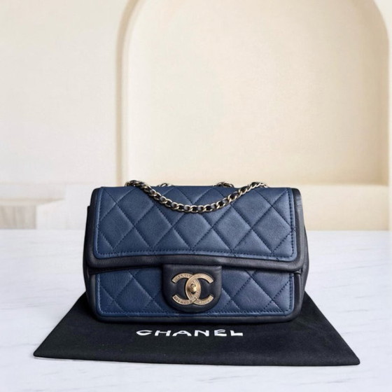 Image 1 of Borsa Chanel Seasonal Flap - 23 cm in pelle di agnello trapuntata bicolore bianco, nero e finiture dorate, serie 19