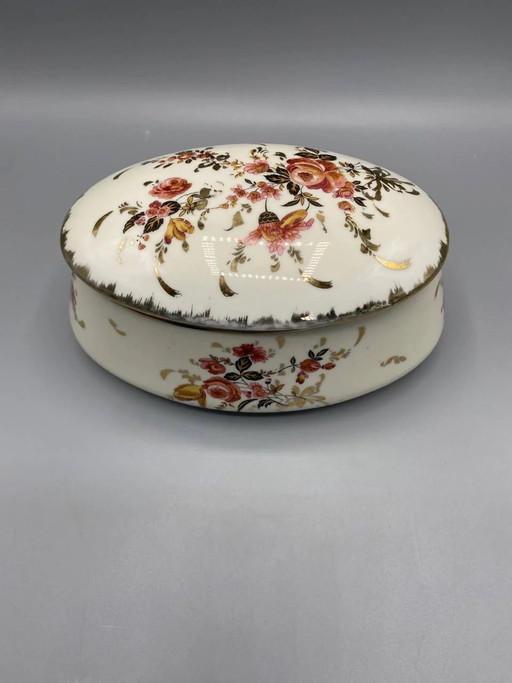 Ovale Schmuckdose aus undurchsichtigem Porzellan, verziert mit vergoldeten Rosen und Rankenornamenten, mit (photo 2 of 7)