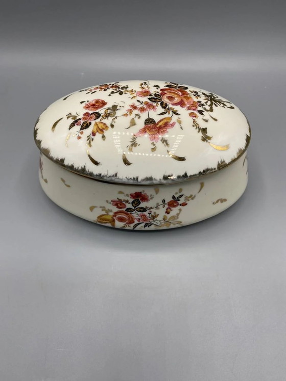 Ovale Schmuckdose aus undurchsichtigem Porzellan, verziert mit vergoldeten Rosen und Rankenornamenten, mit (photo 2 of 7)