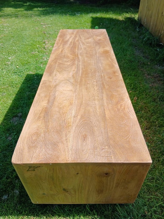 Image 1 of Meuble TV en bois exotique massif avec façade à lattes – 150 cm