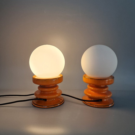 Image 1 of Set van 2 Vintage Tafellampen – Oranje Keramiek & Opaalglas – Space Age Look – E14 – 22 cm Hoog. MCM, 1970s.