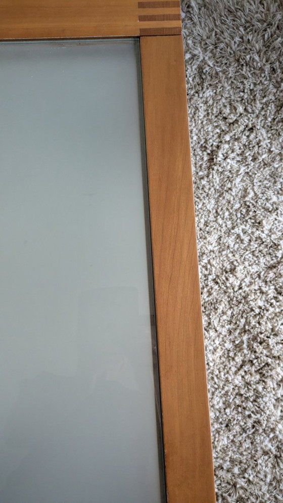 Image 1 of Table basse Arco en bois de cerisier rouge, élégante avec plateau en verre, datant de 1996.