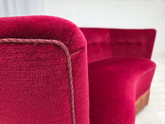 Image 1 of Divano curvo danese a 2 posti, anni '70, rivestimento in velluto rosso, legno di faggio.