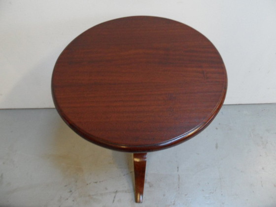 Image 1 of Table d'appoint ronde vintage en acajou