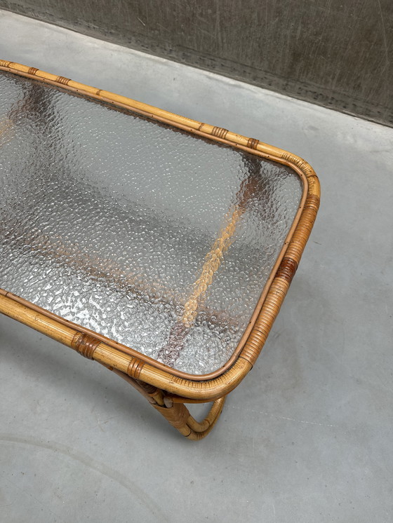 Image 1 of Table basse vintage en rotin avec plateau en verre nuageux
