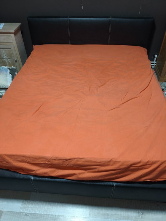 Image 1 of Schwarzes Kunstlederbett 160/200