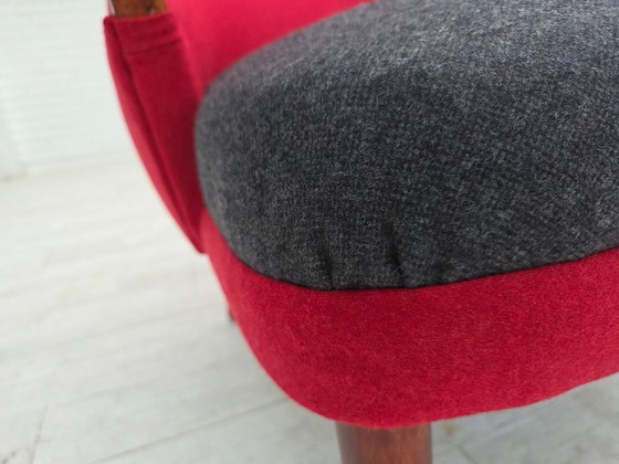 Image 1 of Fauteuil de conception danoise des années 1960, retapissé en laine d'ameublement.