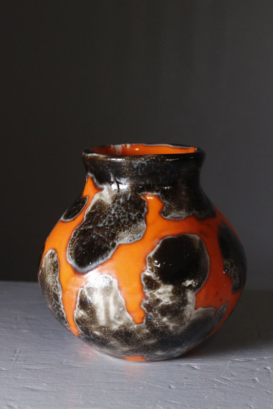 Image 1 of Jérôme Massier en Vallauris - Jarrón esmaltado en naranja y negro, Francia, siglo XX