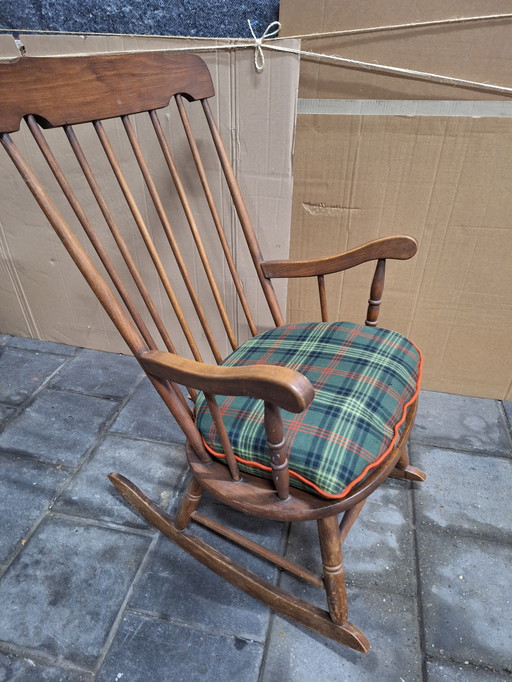 Vintage houten schommelstoel met kussen