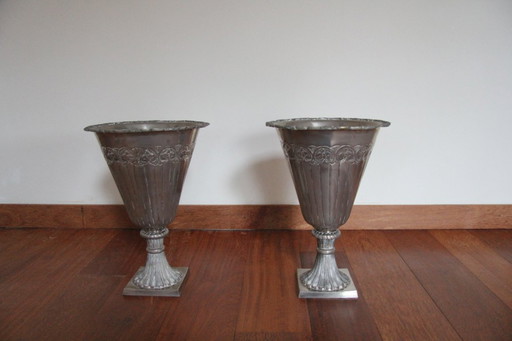 2 monumentale silberfarbene Ziervasen