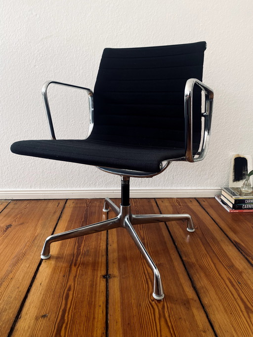 Vitra Eames Aluminium Hopsak Stuhl