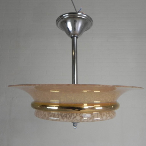 Art Deco hanglamp met glazen schaal van gewolkt glas met een gouden band, jaren 30