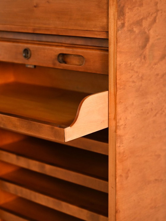 Image 1 of Kast met roldeur van berkenhout, jaren 1940