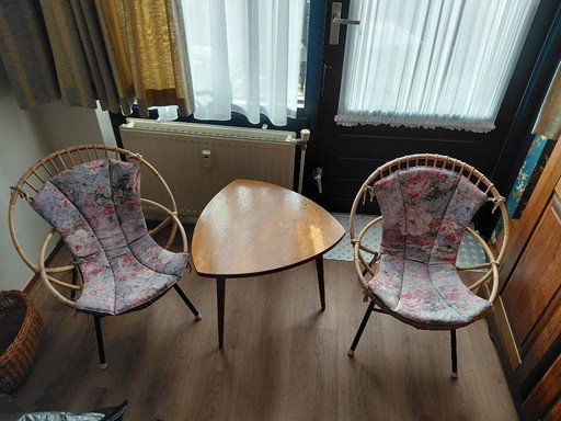 Vintage rieten stoelen met tafel