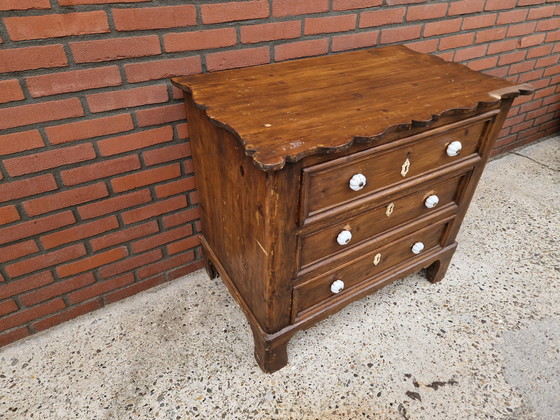 Image 1 of Vieille commode