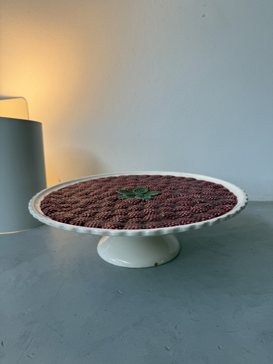 Image 1 of Piatto da portata su piede con rilievo lampone (ceramica)