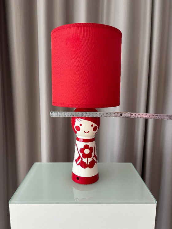 Tischlampe mit puppenförmigem Sockel, Rot und Weiß, Tischlampen, Holz, Stoff, Vintage (Foto 6 von 12)