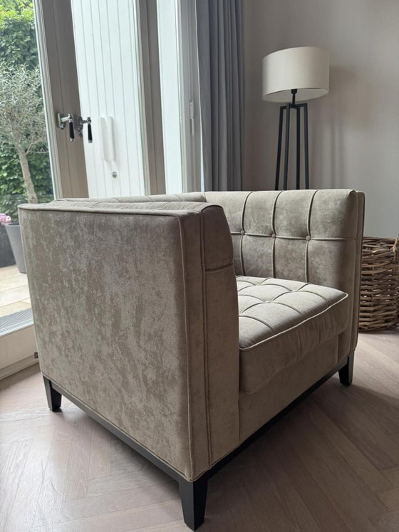 Zwei Eichholtz gesteppte beige Sessel – Samt, Stoff (photo 2 of 5)