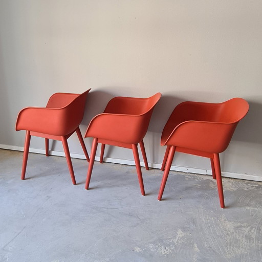 Muuto Fiber Armchair Wooden Base Dusty Red – eetkamerstoelen (photo 2 of 9)