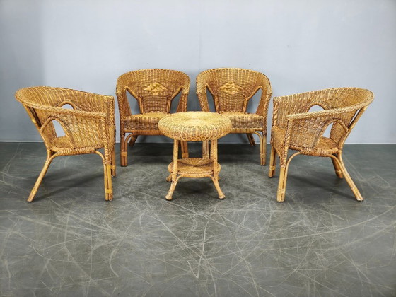 Image 1 of Conjunto de salón italiano de ratán y mimbre de los años 50, con cuatro sillones y mesa.