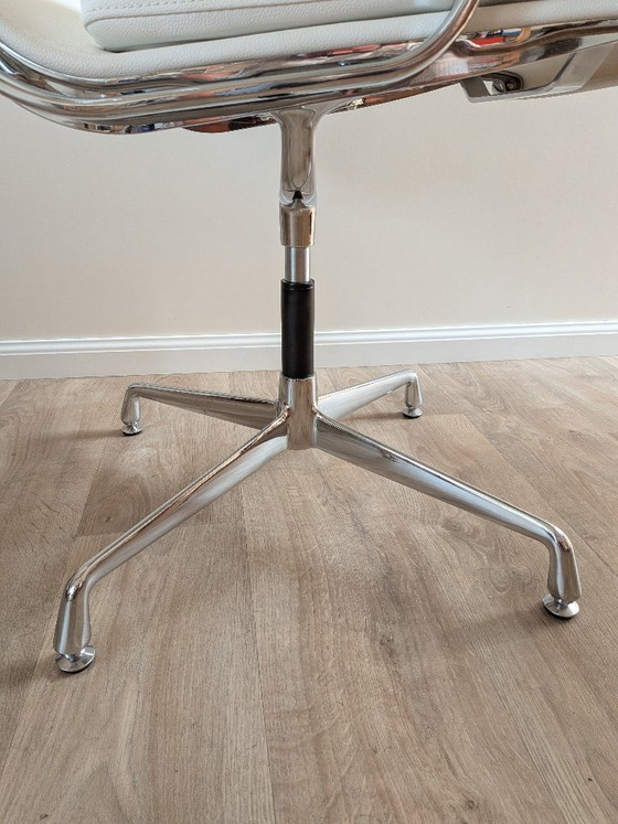 Image 1 of Vintage bureaustoel met zachte zitting en vierpootonderstel – toegeschreven aan ICF / Eames EA 208