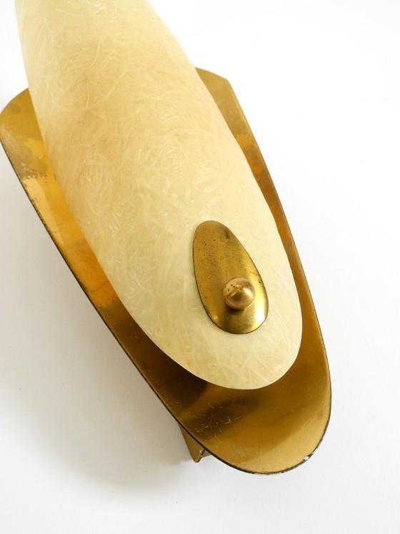 Image 1 of Una coppia di bellissime applique da parete in ottone in stile Mid-Century Modern con paralumi in fibra di vetro.