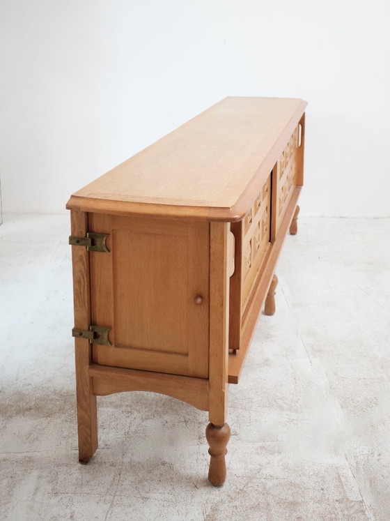 Image 1 of Dressoir van Guillerme en Chambron in licht eikenhout, brutalistische stijl