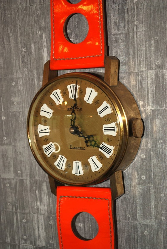 Image 1 of Orologio da parete retrò di metà secolo, formato XXL arancione, stile Pop Art anni '70, prodotto da Arctos.