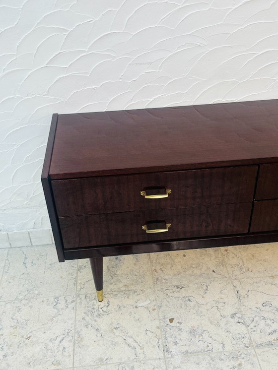 Image 1 of Vintage ladekast uit de jaren 60 met taps toelopende messing poten, Italiaans design.