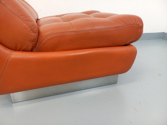 Image 1 of Vintage Roche Bobois-fauteuil in chroom en tegelkleurig leer uit de jaren 70.