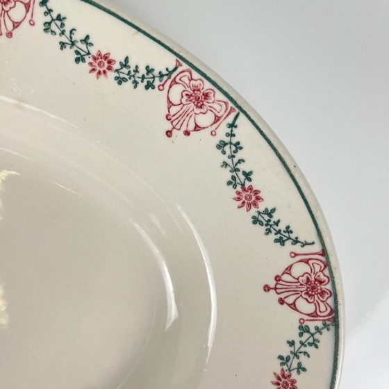 Image 1 of Plat oval Longwy, motif à guirlande rose et vert, début XXe s.