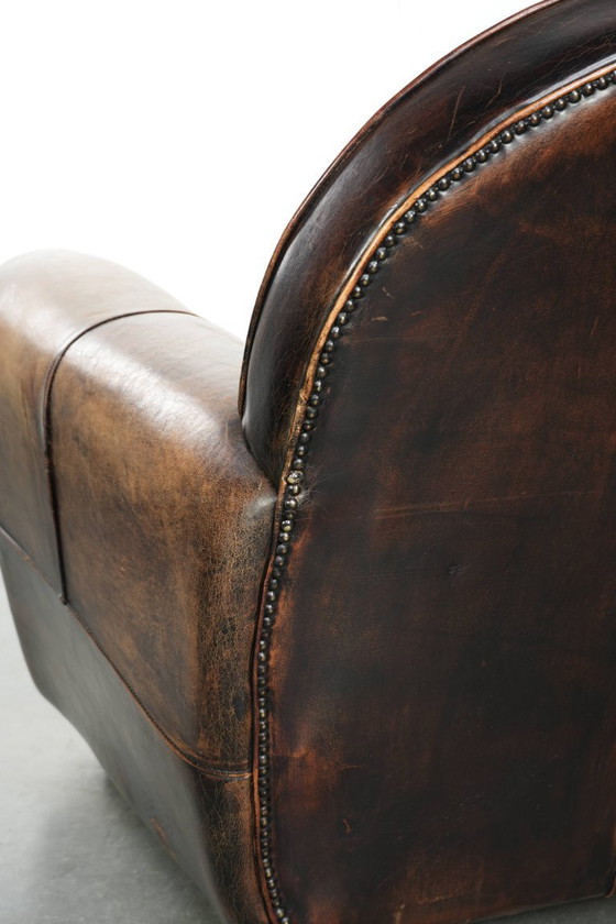 Image 1 of Elegante poltrona dal design Art Déco, rivestita in comoda pelle di pecora.