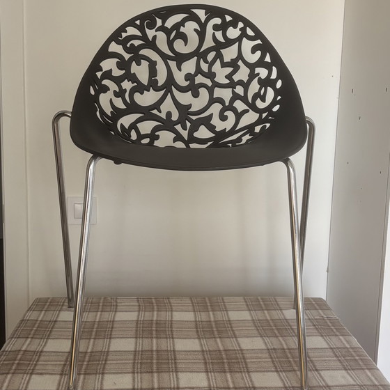 Image 1 of ESMALTE RONDETAFEL 120cm CROMO ONDERSTEL con 4 DESIGN STOELEN ONTWERP van TOM DEN HAAS ZWART con CROMO POTEN