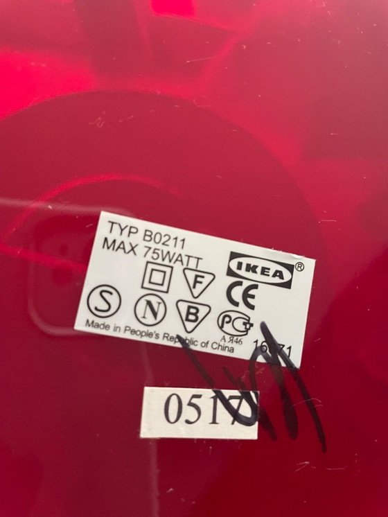 Image 1 of Lampada da tavolo IKEA modello B0211, design anni '90. Base in vetro rosso con paralume in tessuto.