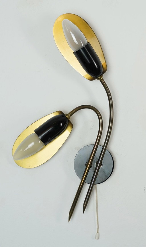 paar wandlampen uit de jaren 50 in mid-century stijl, gemaakt van messing en zwart metaal.