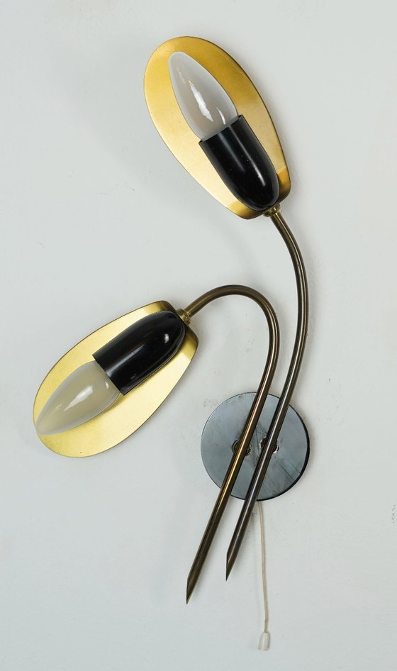 Image 1 of paar wandlampen uit de jaren 50 in mid-century stijl, gemaakt van messing en zwart metaal.